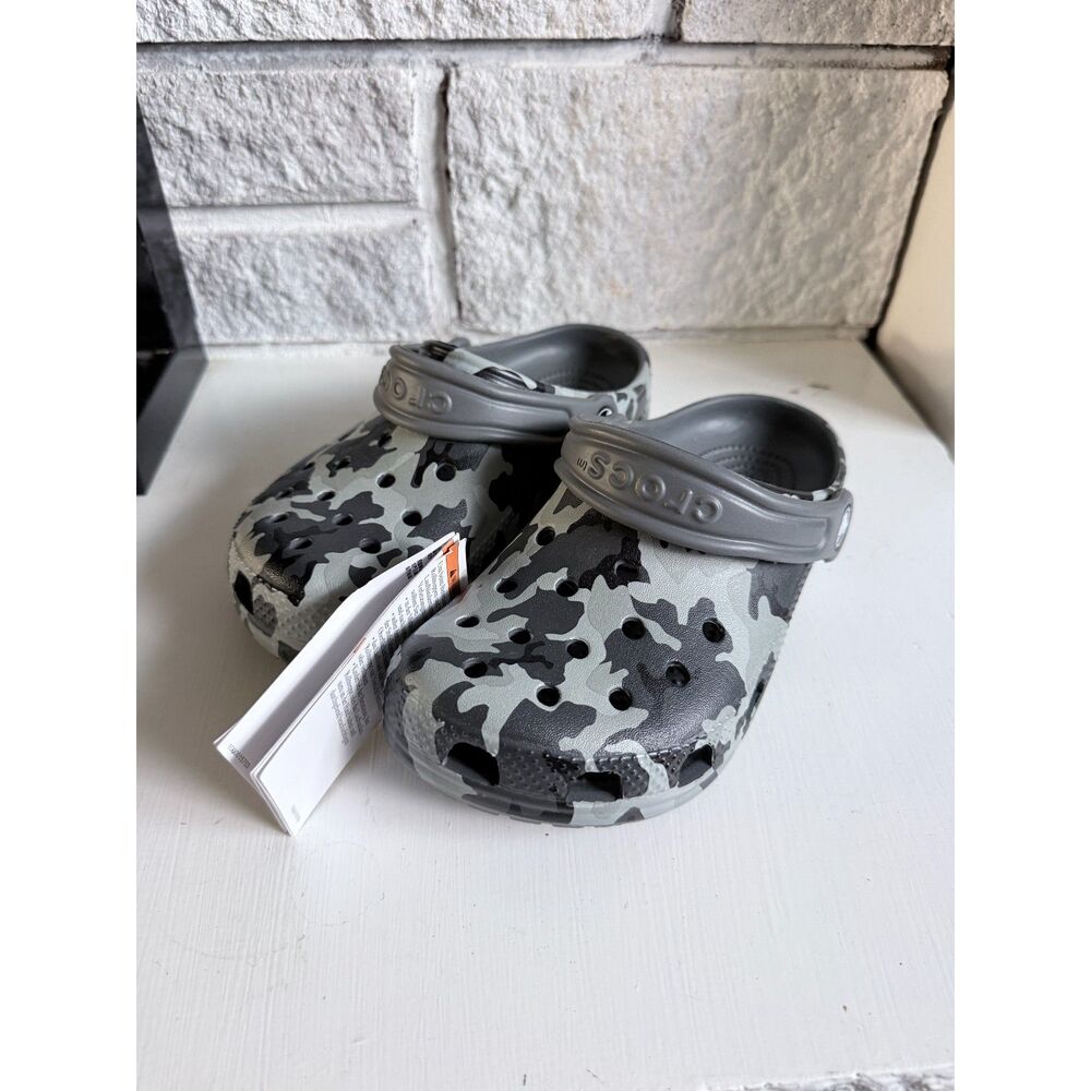 New with Tags Crocs Boys Black and Grey Camo Classic Sports Clogs Size 2